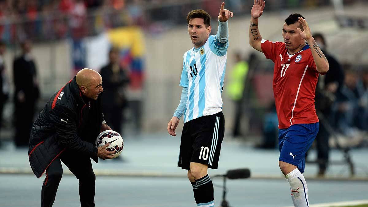Jorge Sampaoli and Leo Messi during the final of the Glass America that contested Chile and Argentina