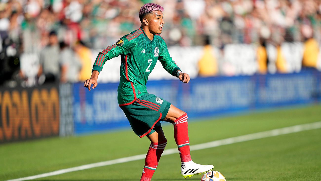 Julián Araujo durante un partido con México