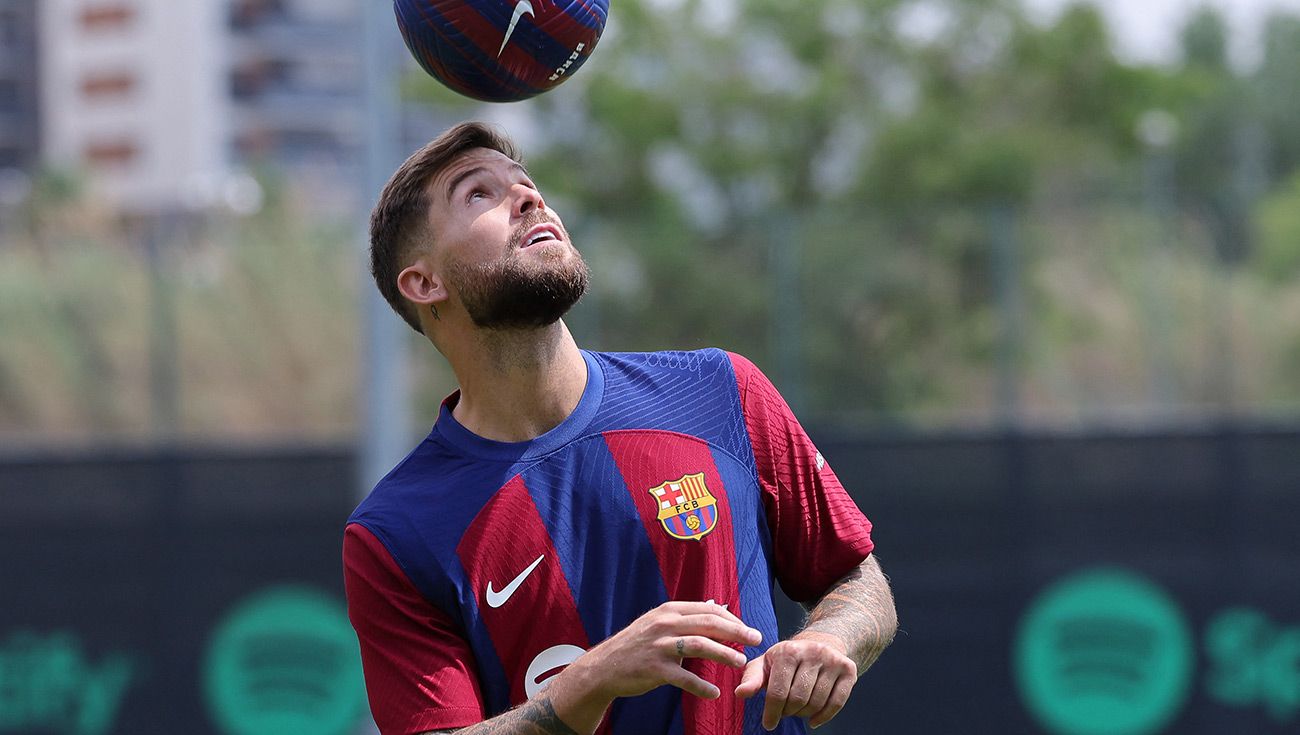 Iñigo Martínez durante su presentación con el Barça