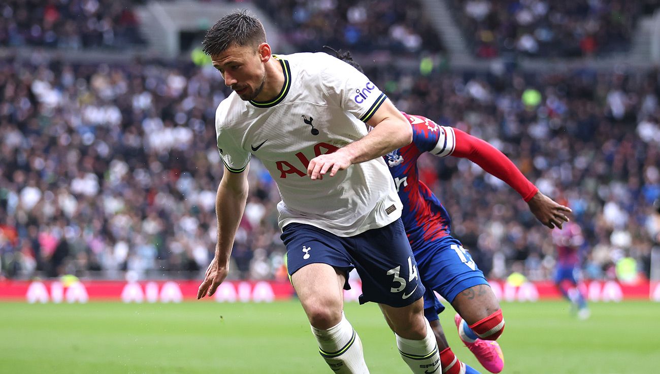 Lenglet durante un partido con el Tottenham