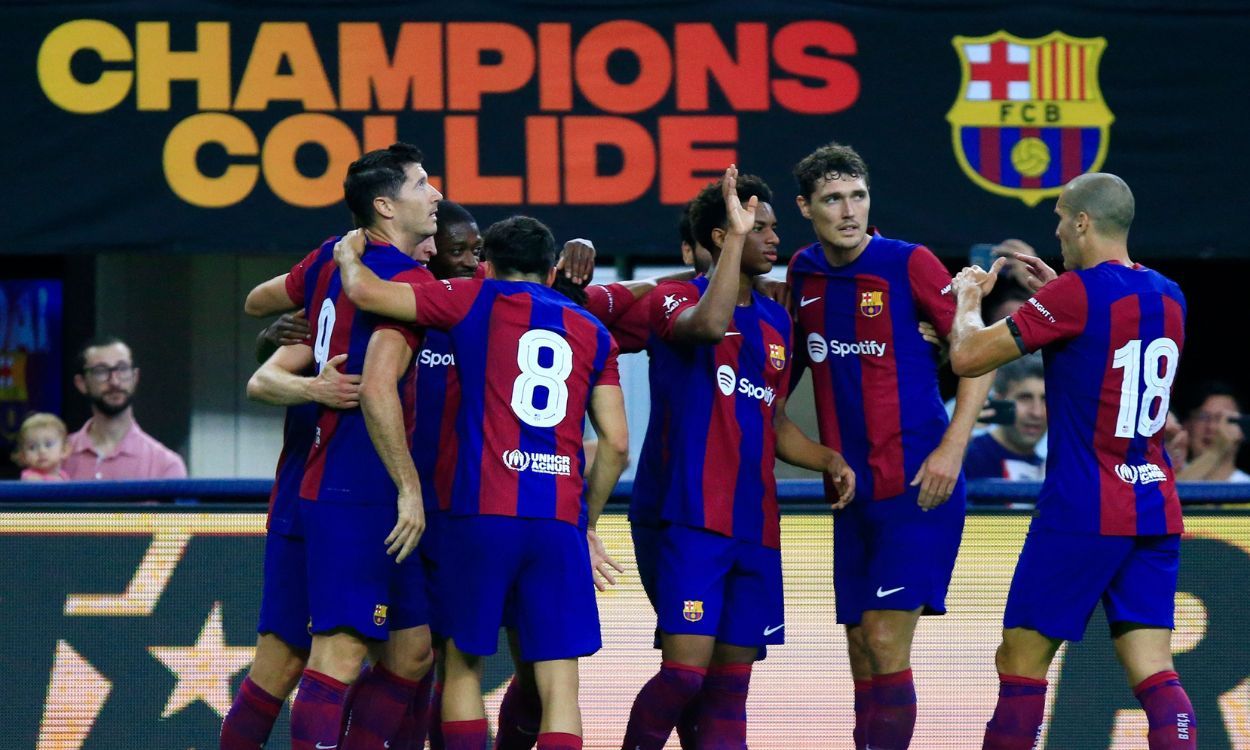 Los jugadores del FC Barcelona celebran un gol contra el Real Madrid