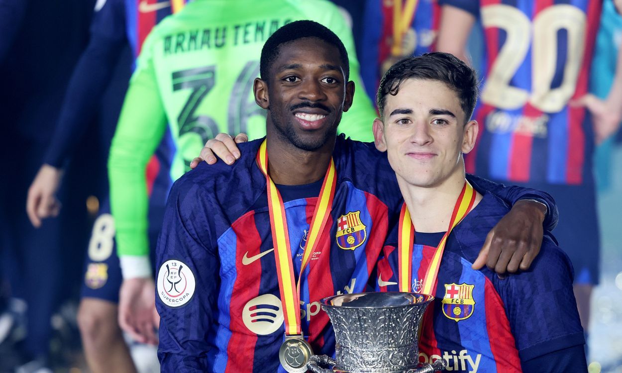 Dembélé y Gavi con el título de la Supercopa de España