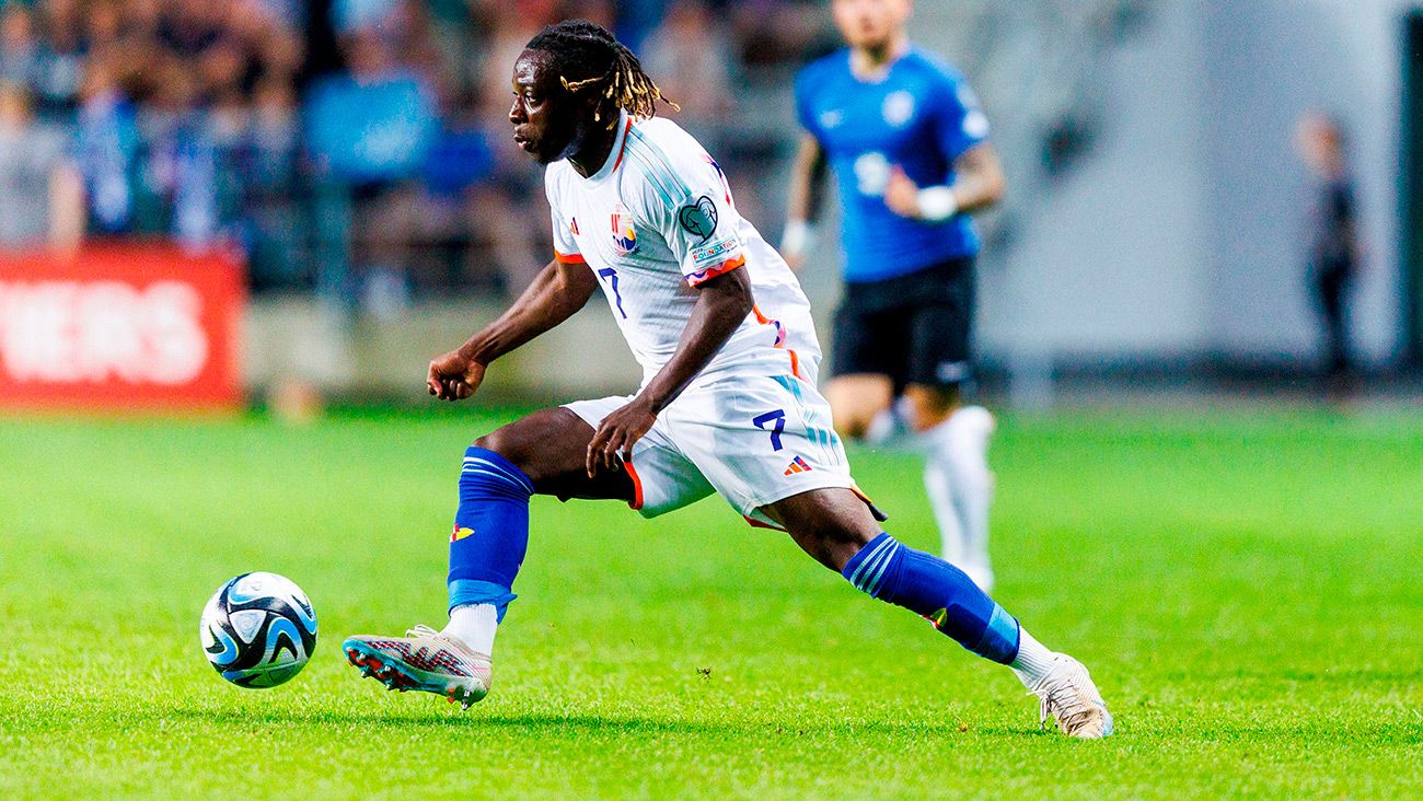 Jeremy Doku durante un partido con Bélgica