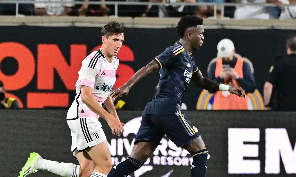 Vinicius en la disputa de un balón con Andrea Cambiaso