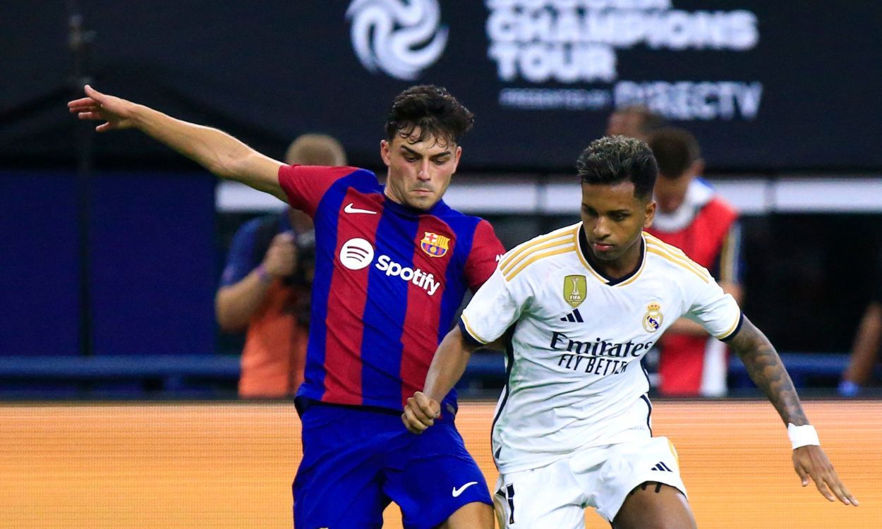 Pedri y Rodrygo Goes durante el Clásico de pretemporada