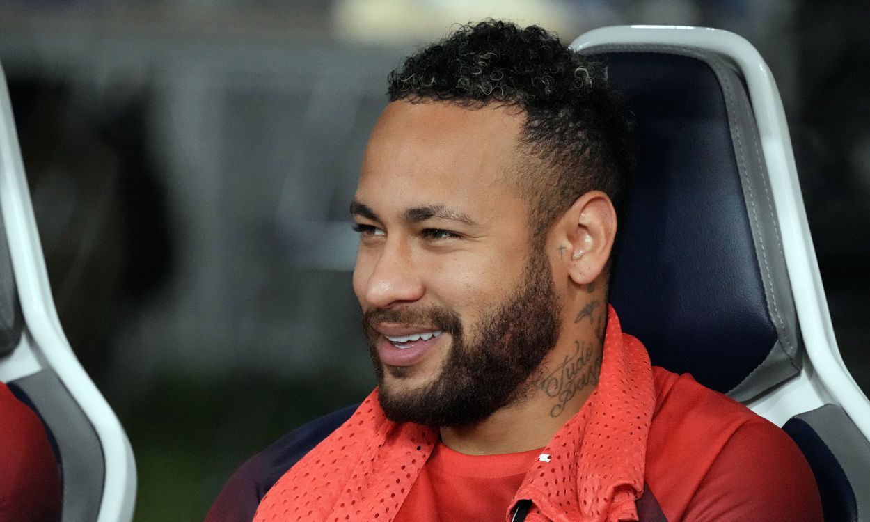 Neymar en el banquillo del PSG