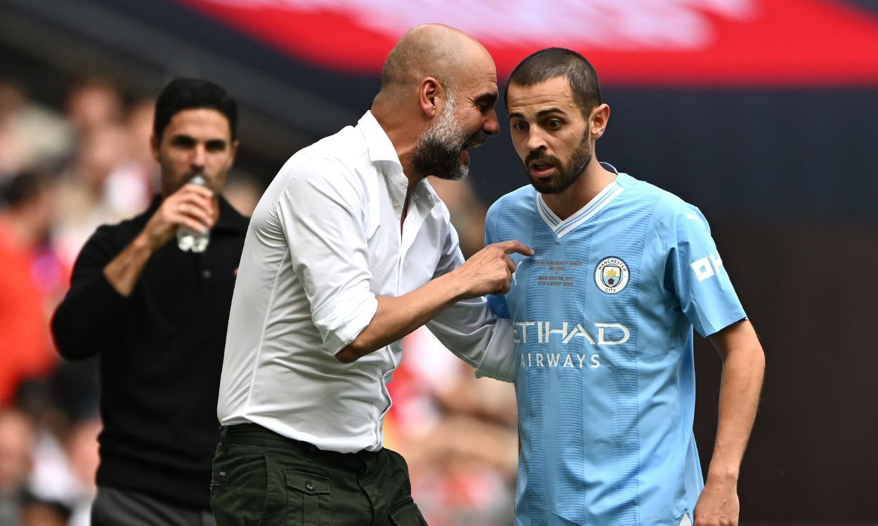 Bernardo Silva y Pep Guardiola en la Community Shield