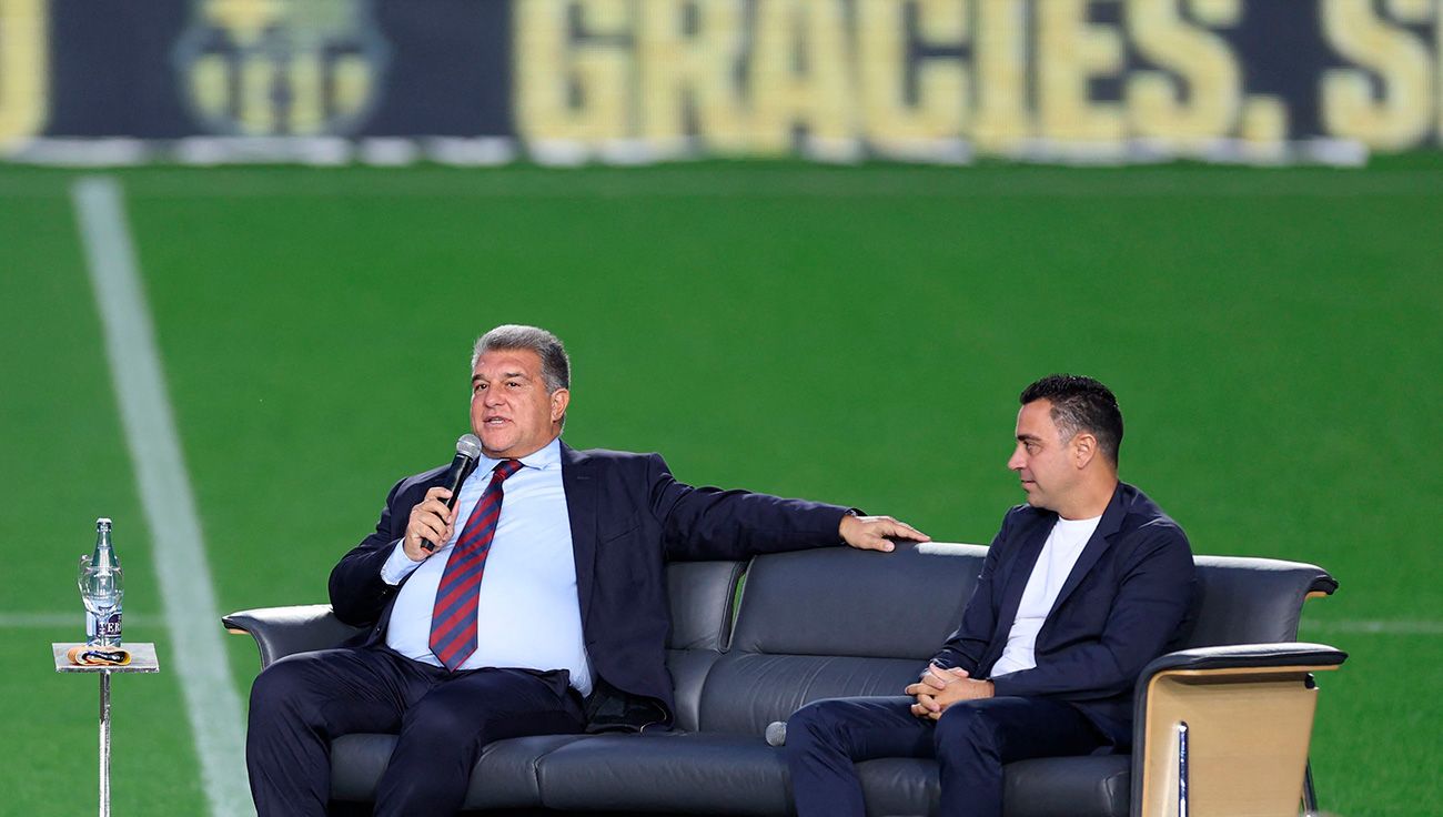 Joan Laporta y Xavi durante la despedida de Busquets