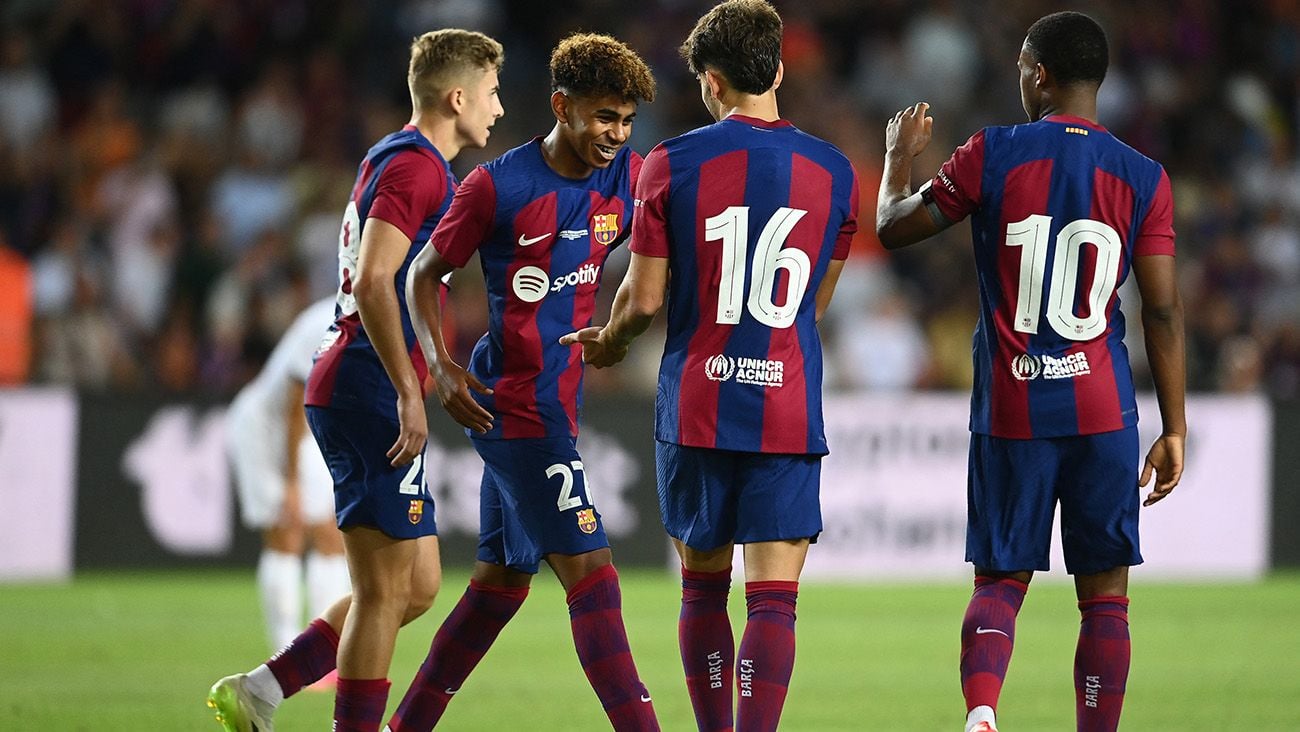 Lamine Yamal celebrates with his teammates one of Barça's goals against Tottenham