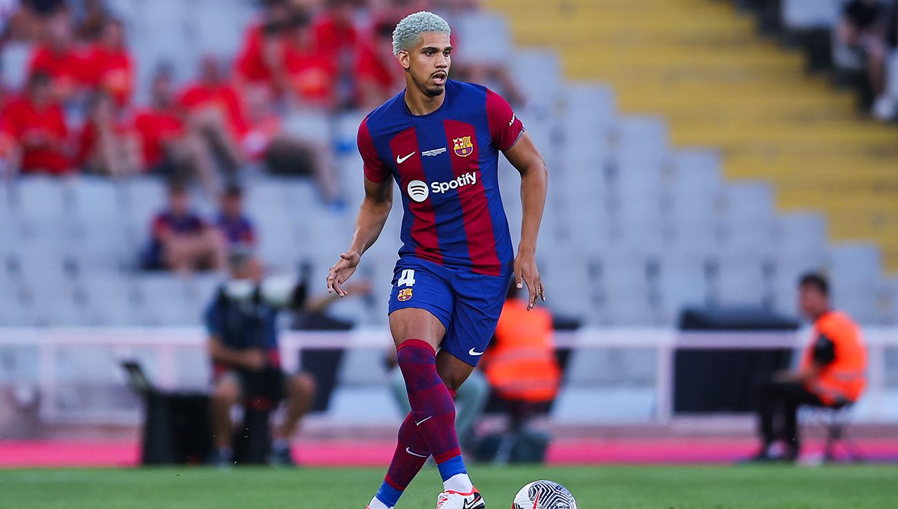 Ronald Araújo durante un partido con el Barça