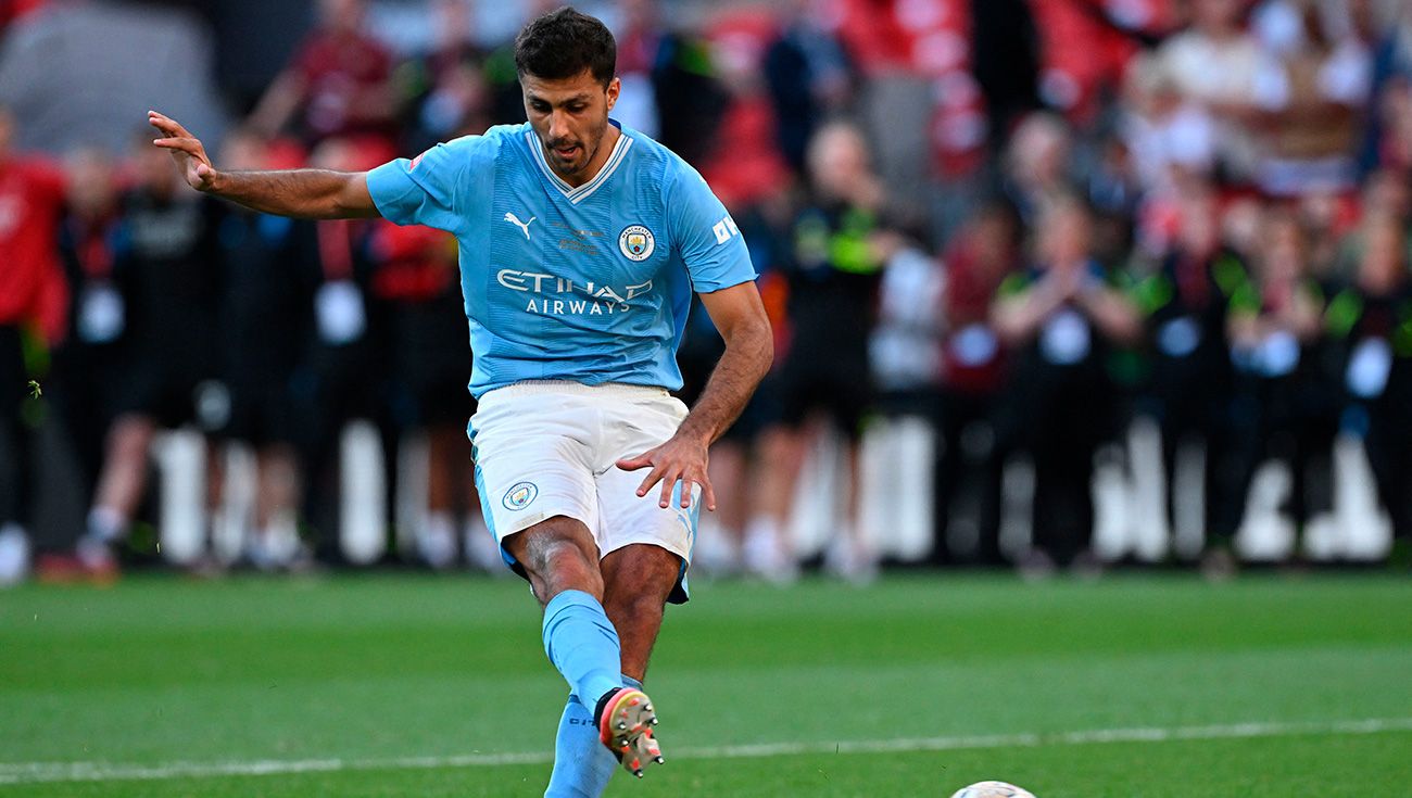 Rodri durante un partido con el City