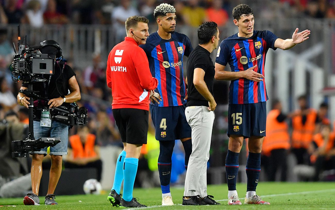 Araújo y Christensen con el Barça recibiendo instrucciones de Xavi