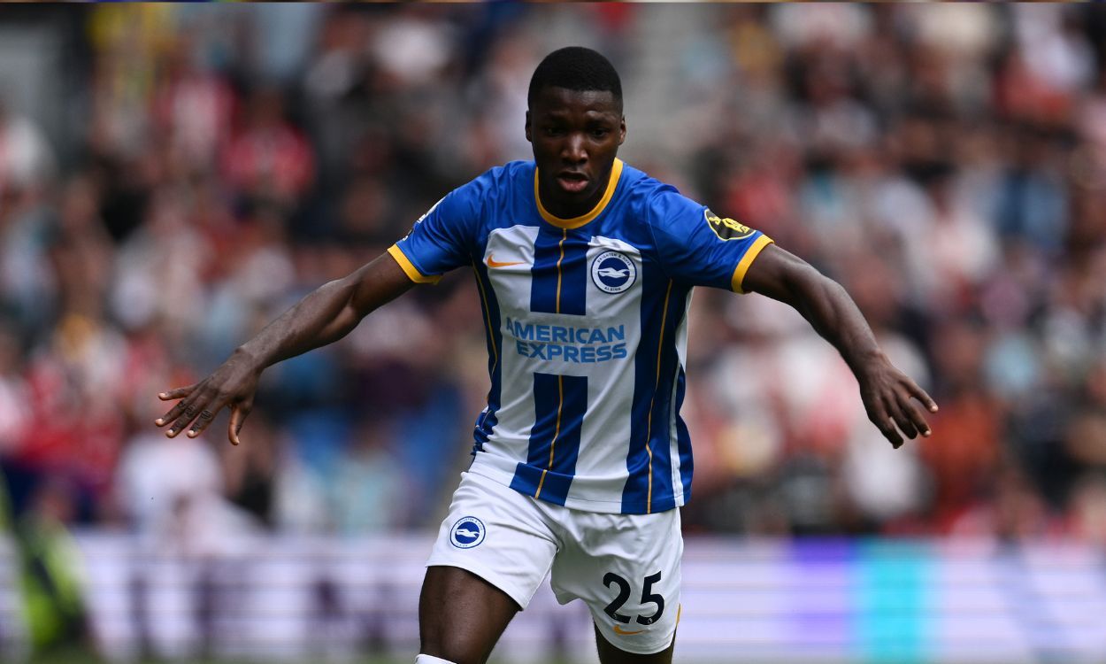 Moisés Caicedo en un partido con el Brighton