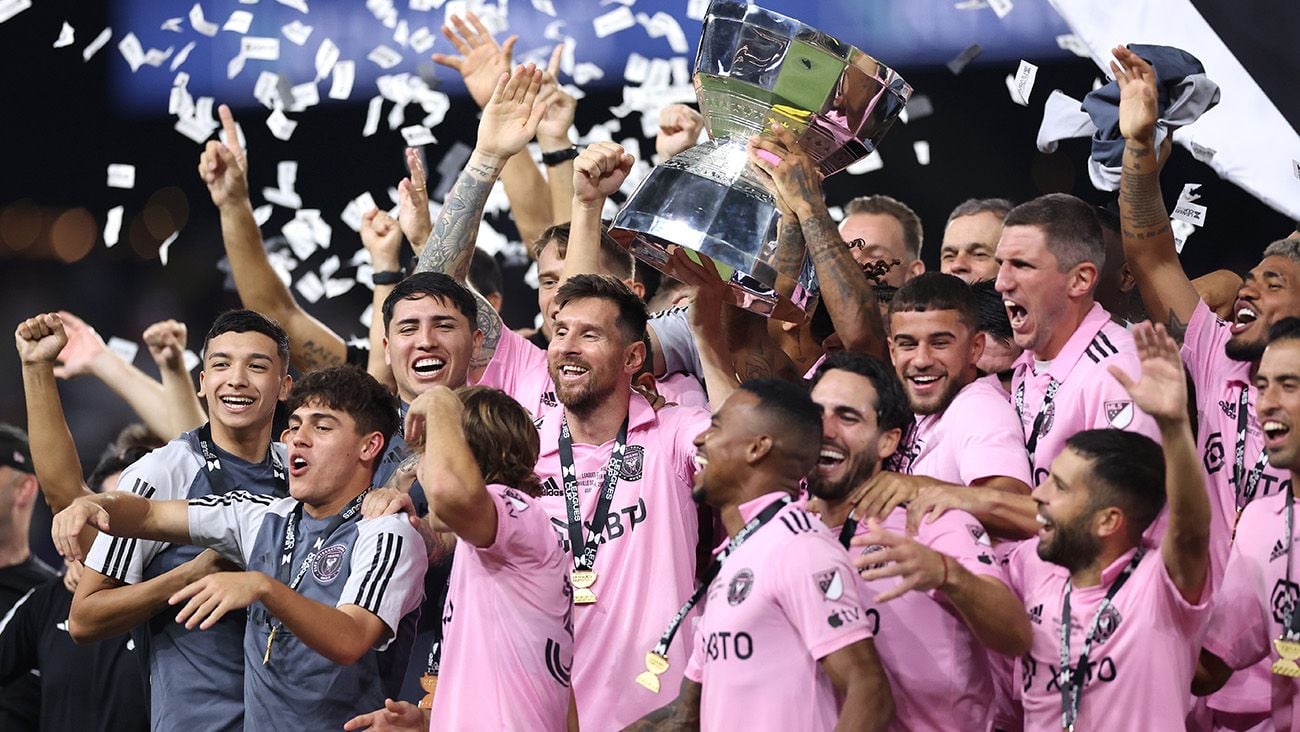 Leo Messi y sus compañeros levantando el trofeo de la Leagues Cup