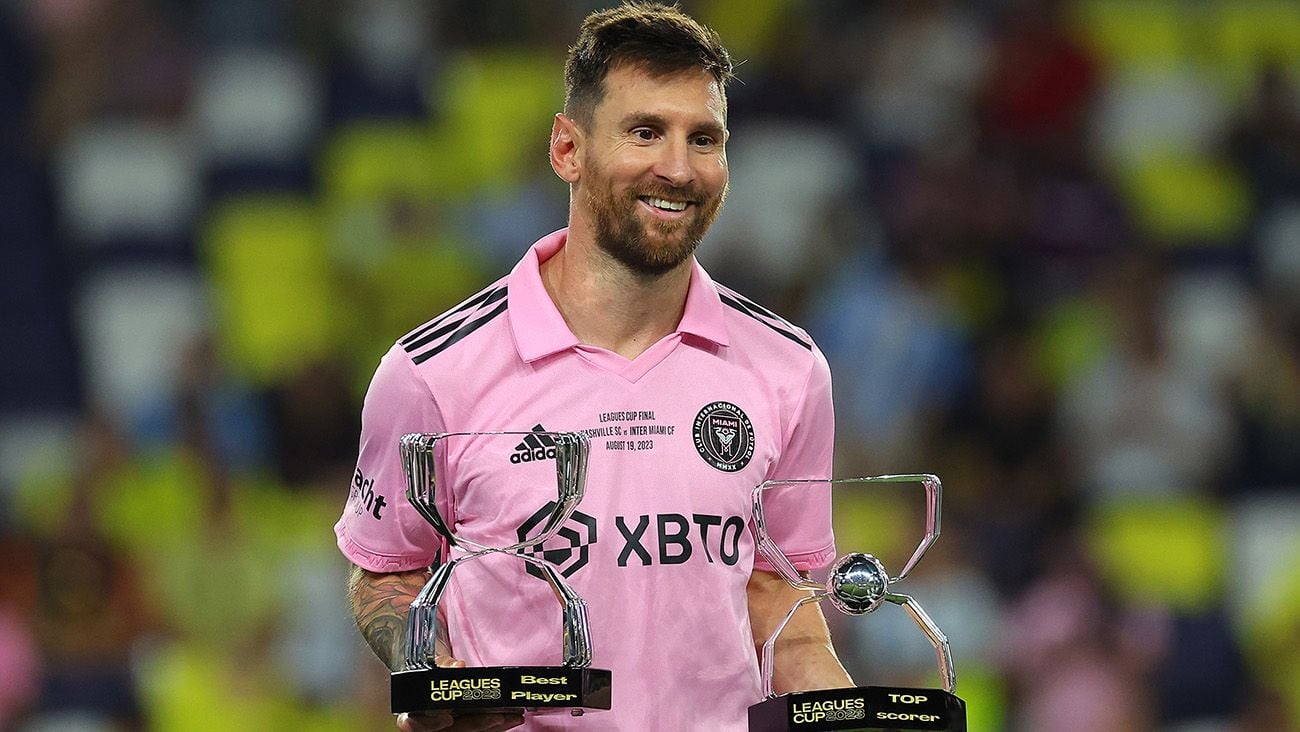 Leo Messi poses with his first awards with Inter Miami