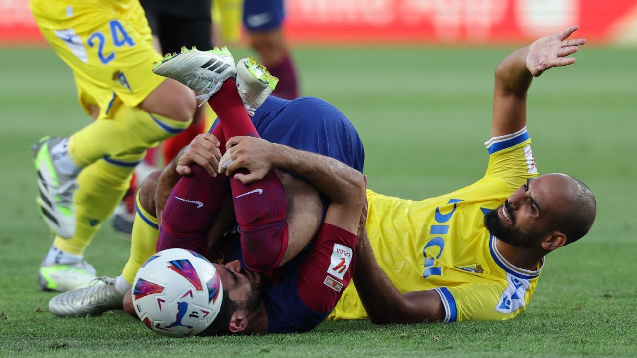 Duelo entre Gündogan y Fali en el  Barça - Cádiz
