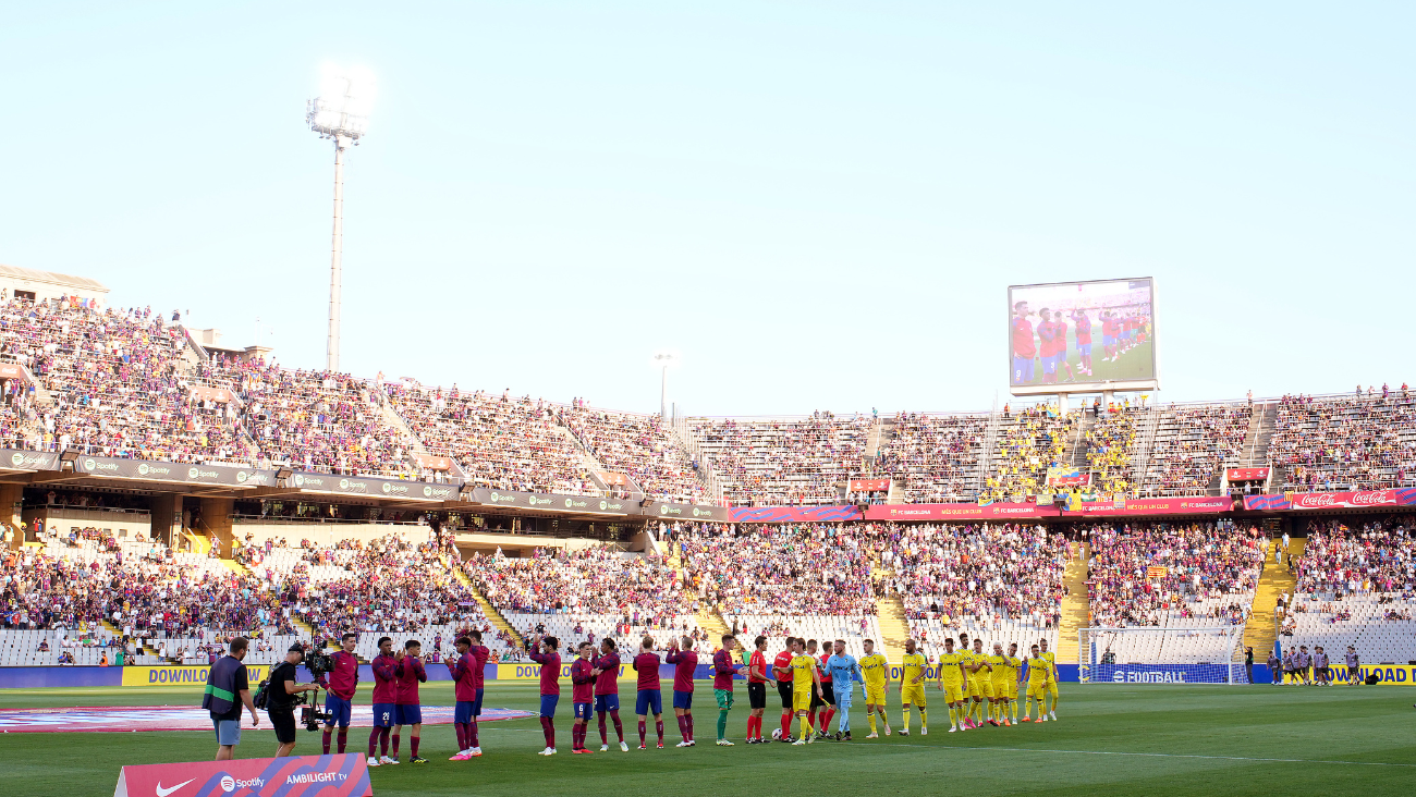El Barça y Cádiz en el Montjuïc con la afición de fondo 