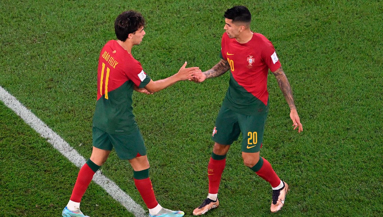 Joao Félix y Joao Cancelo durante un partido