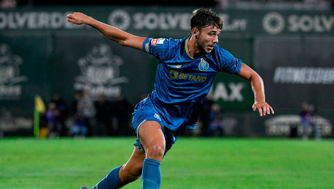 Nico González durante un partido con el Oporto