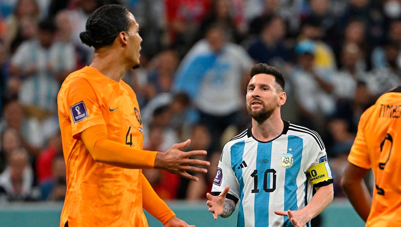 Virgil van Djik y Leo Messi durante el Mundial