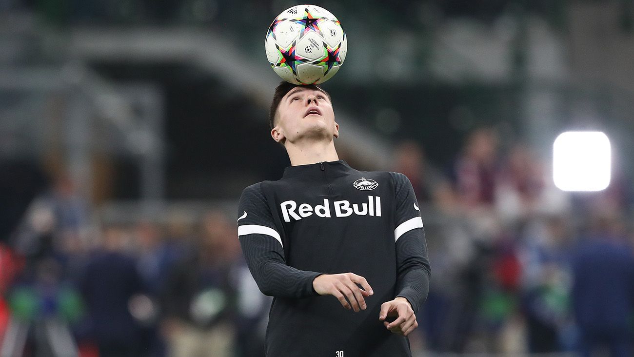 Benjamin Sesko in a warm-up with RB Leipzig