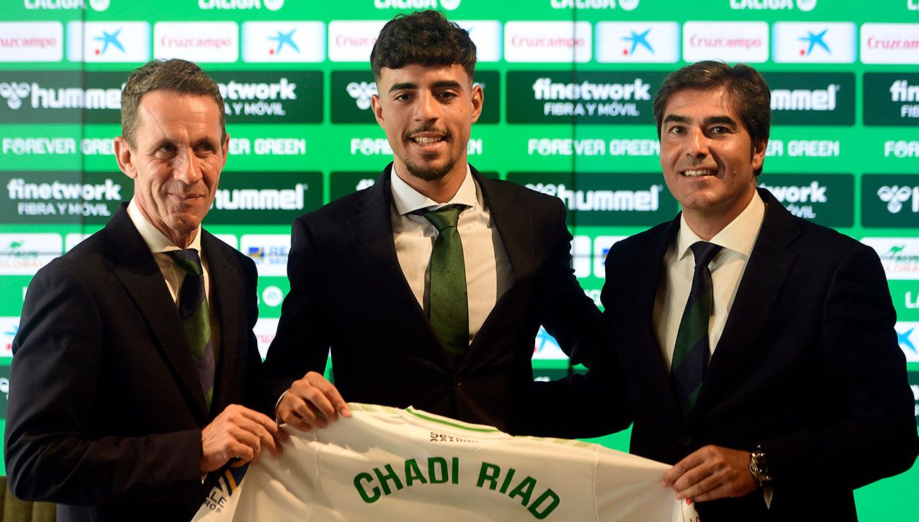 Chadi Riad durante su presentación con el Betis