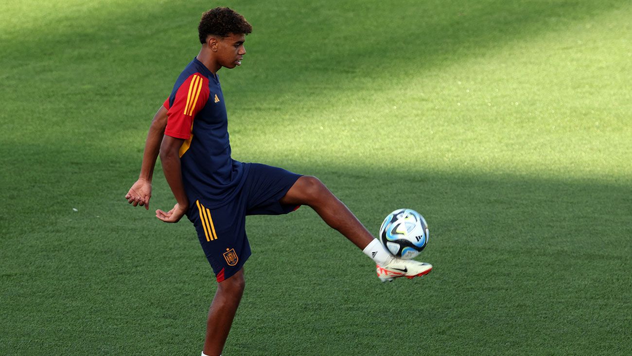 Lamine Yamal durante un entrenamiento