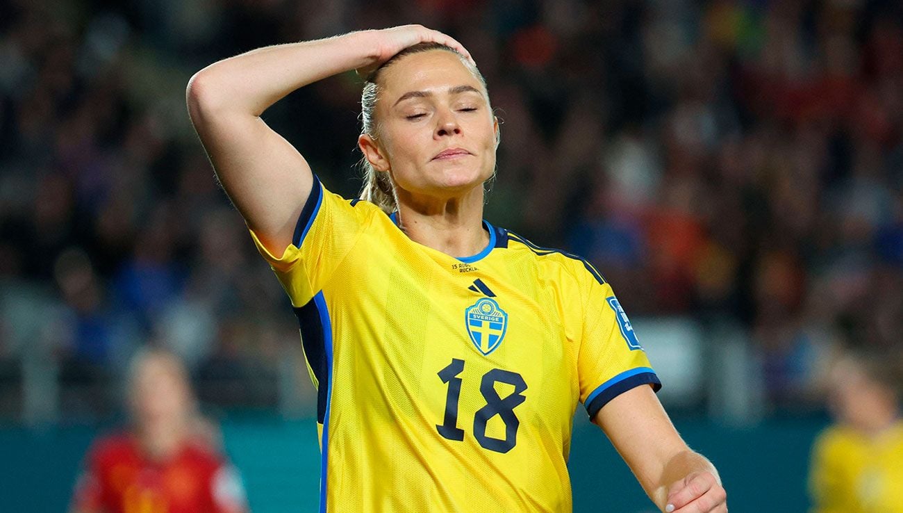 Fridolina Rolfö en un partido con Suecia