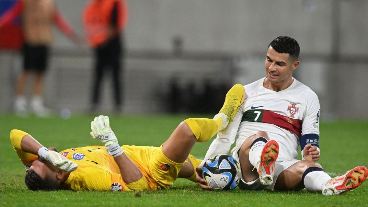 Cristiano Ronaldo tras cometer una dura falta sobre Dúbravka
