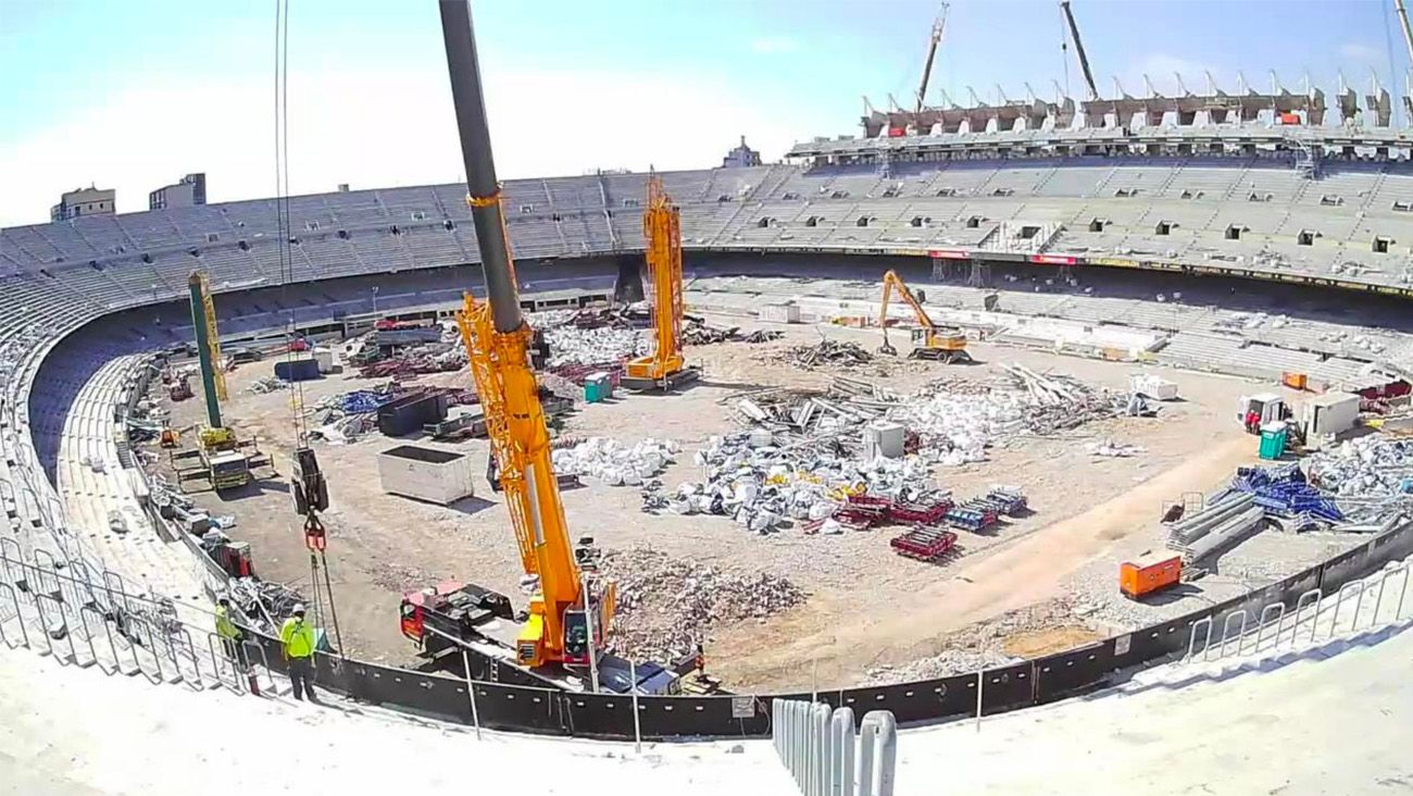 El Camp Nou, en ruinas durante su remodelación