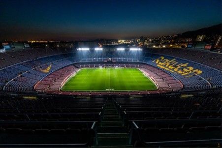 El Camp Nou iluminado de noche