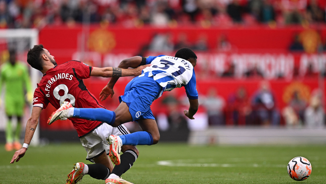 Ansu Fati peleando un balón contra Bruno Fernandes en el United Brighton