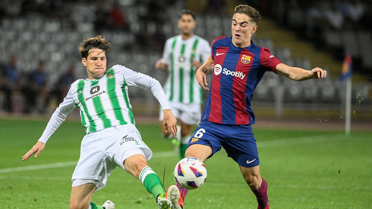 Gavi disputando un balón durante el Barça-Betis