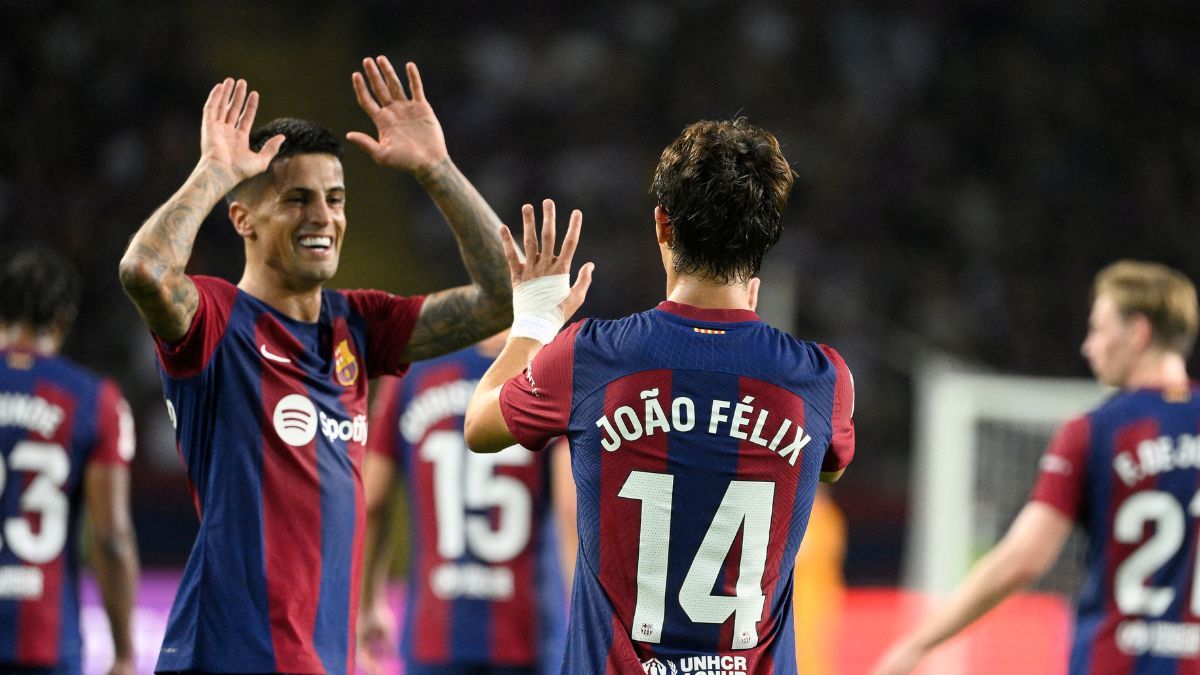 Joao Cancelo y Joao Félix en un partido con el FC Barcelona