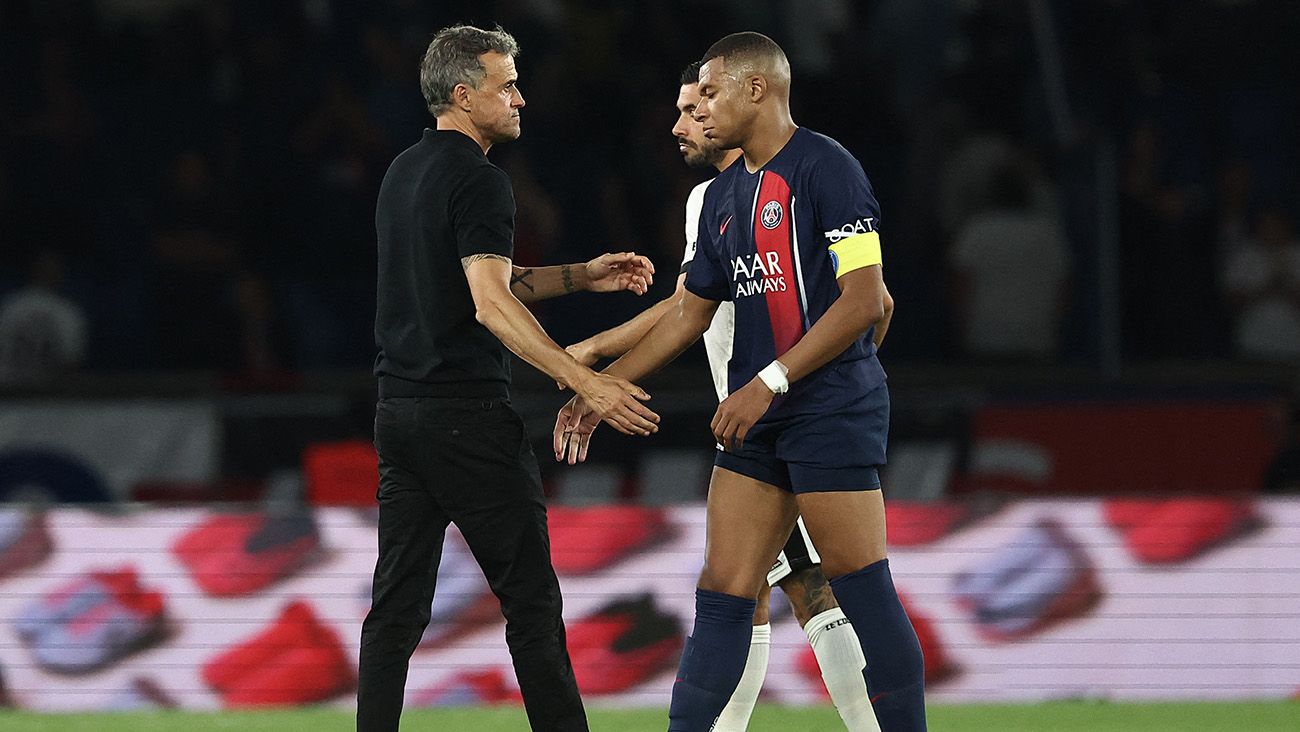 Luis Enrique greets Kylian Mbappé during a PSG match