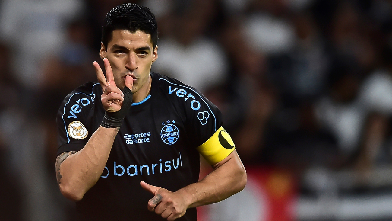 Luis Suárez con el Gremio en el duelo ante el Corinthians en el Brasileirao