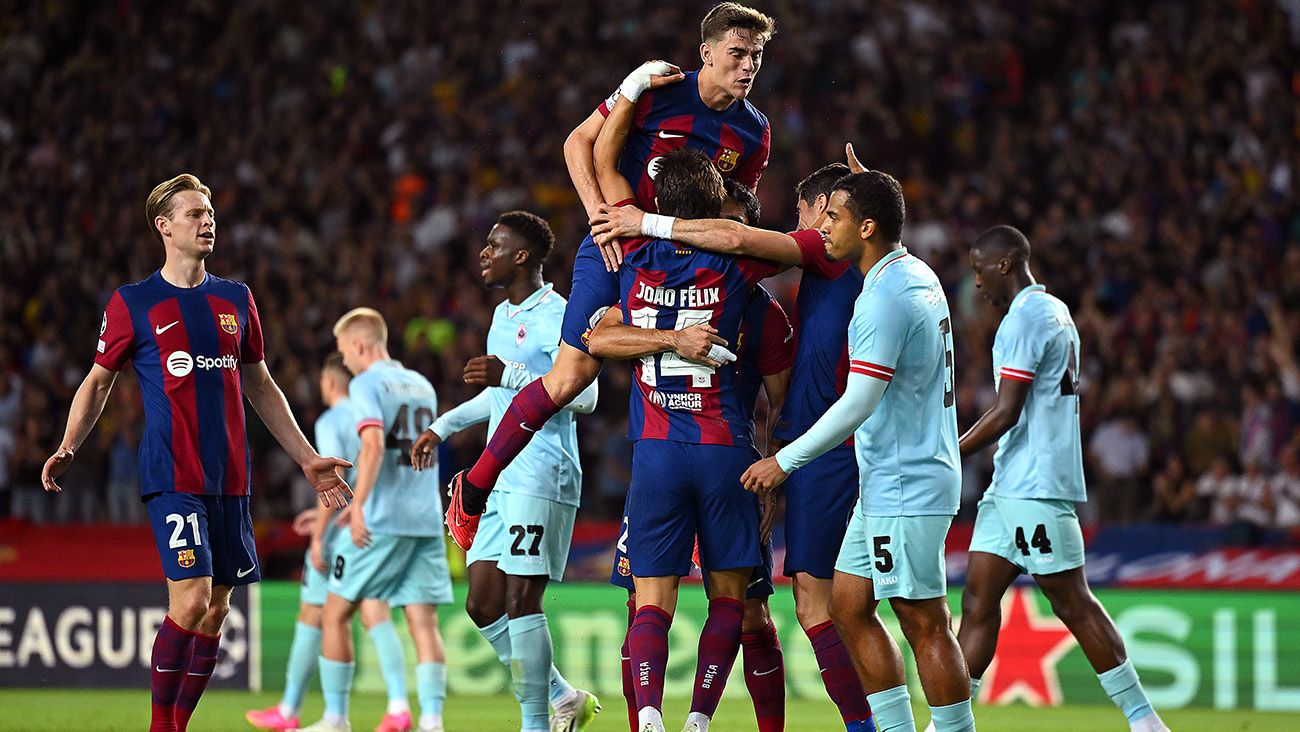Gavi festeja junto a Joao Félix uno de los goles del Barça ante el Amberes (5-0)
