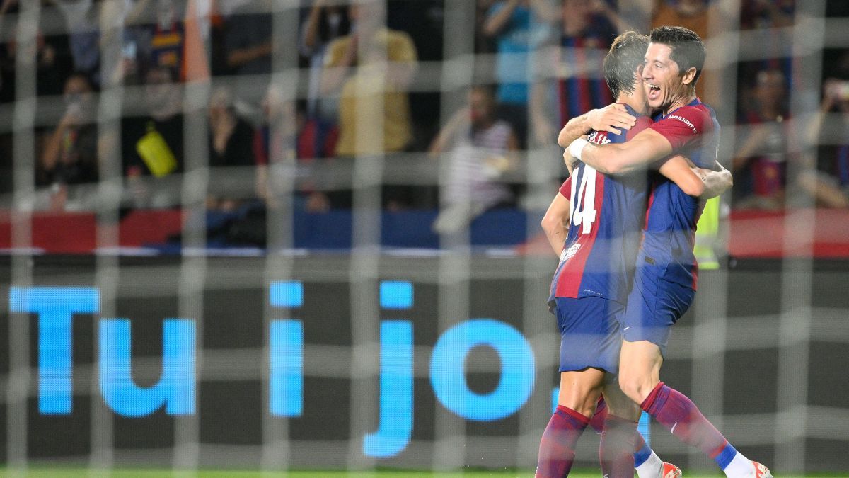 Joao Félix y Robert Lewandowski celebran un gol