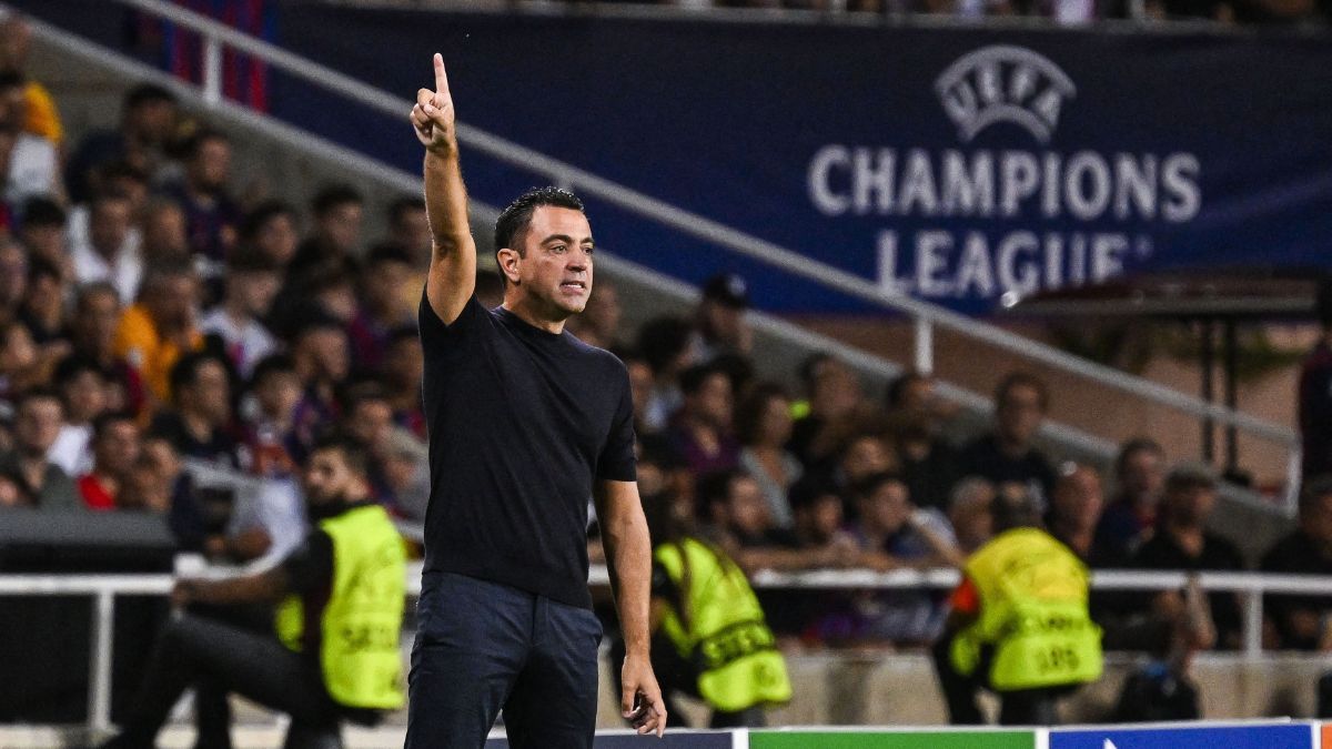 Xavi Hernández da una indicación en un partido del Barça