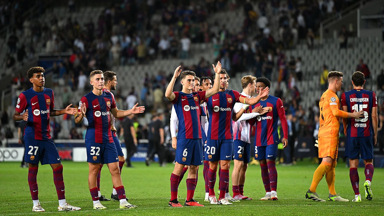 FC Barcelona players celebrating after beating Antwerp