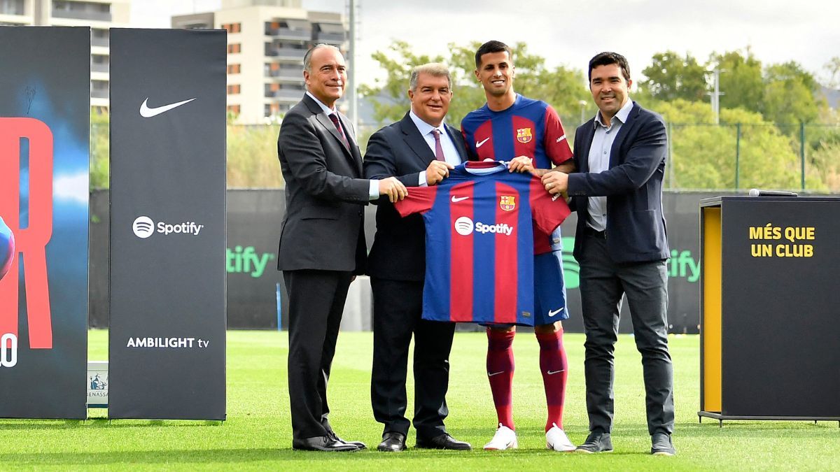 De izquierda a derecha Rafa Yuste, Joan Laporta, Joao Félix, Cancelo y Deco