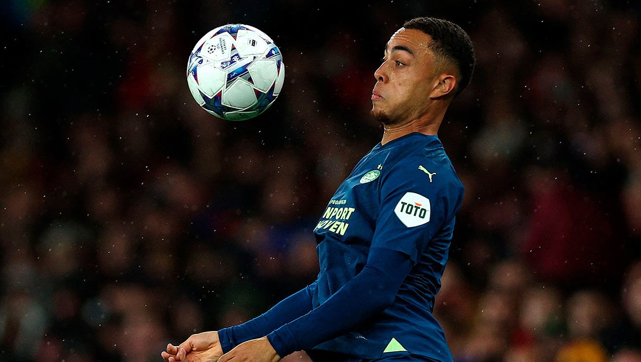 Sergiño Dest durante un partido con el PSV