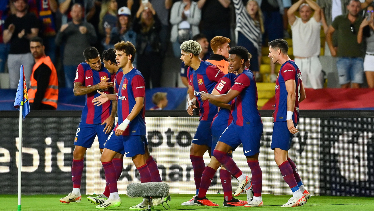 El Barça ante el Celta de Vigo celebrando el gol de Joao Cancelo