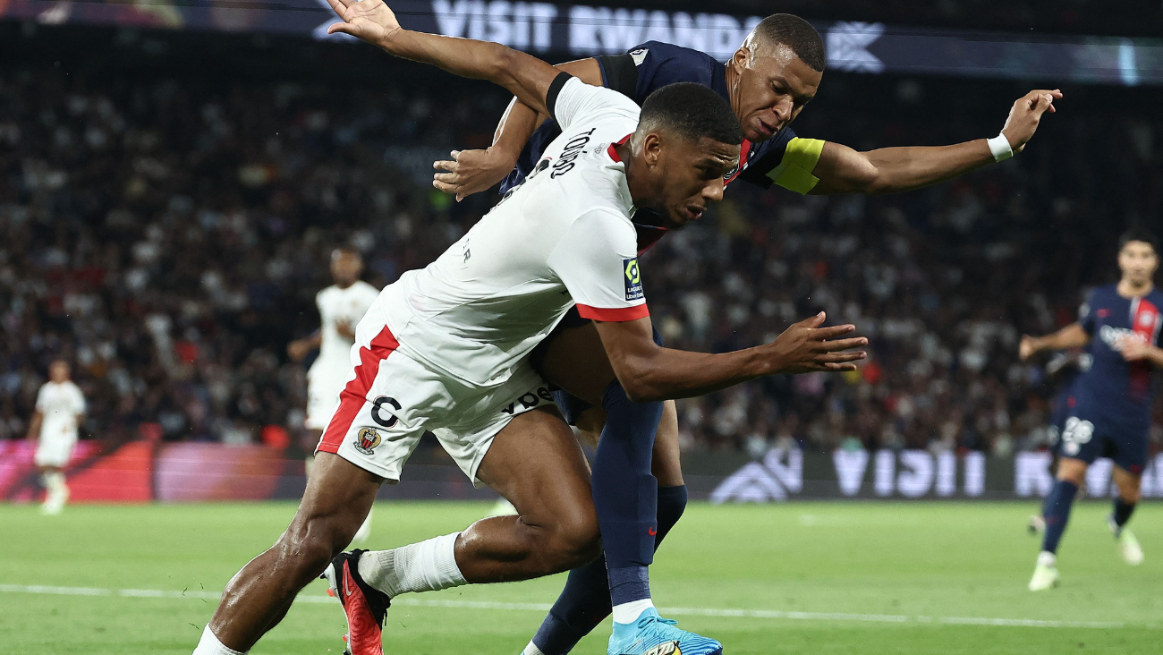 Jean Clair Todibo disputando un balón contra Kylian Mbappé en el duelo del Niza contra el PSG