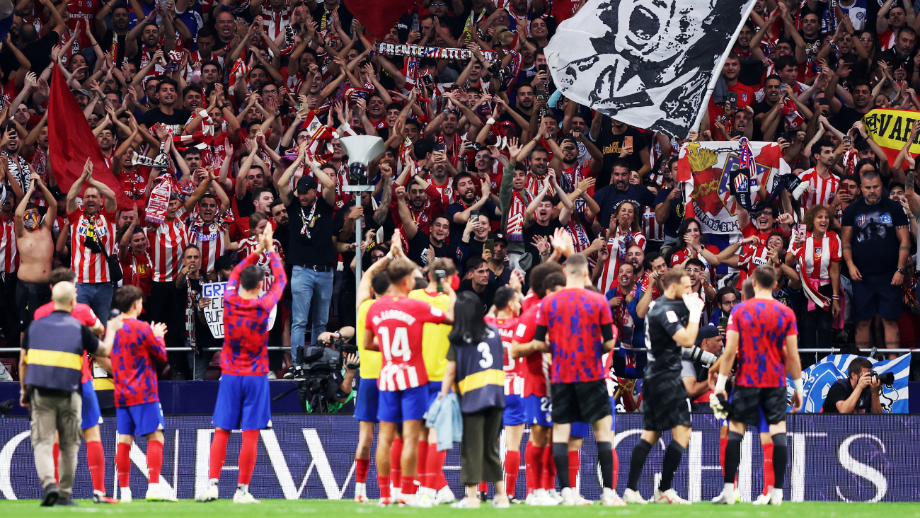 Jugadores del Atlético de Madrid celebran con su afición en el Civitas Metropolitano después de la victoria ante el Real Madrid