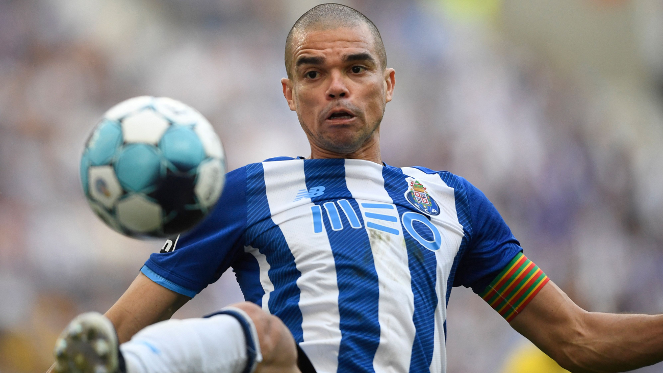 Pepe con el Oporto despejando un balón