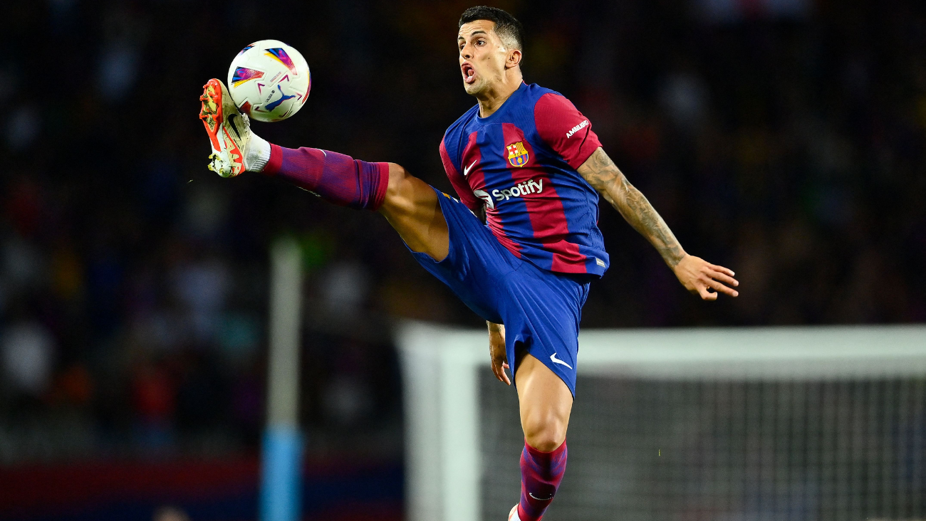 Joao Cancelo controlando un balón aéreo en el duelo entre el Barça y el Celta de Vigo