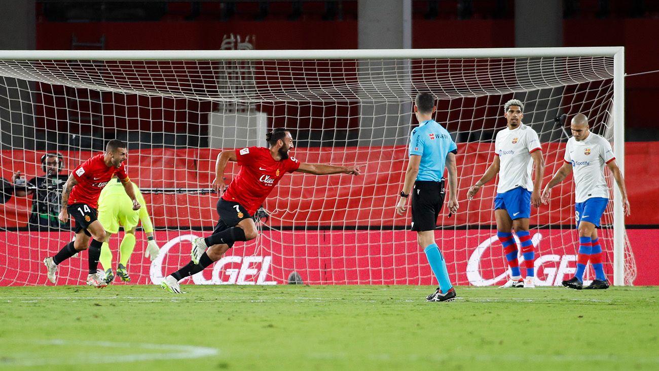 Araújo y Romeu se lamentan tras el primer gol del Mallorca (2-2)