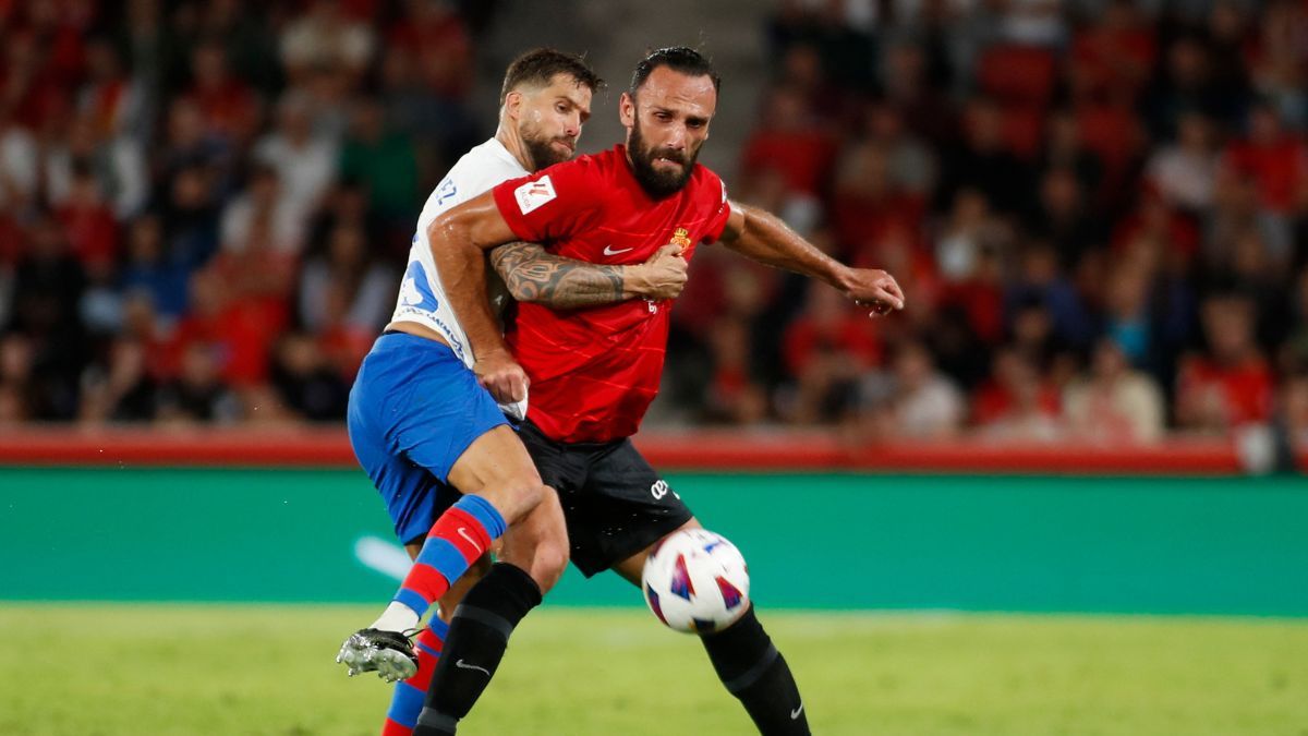 Iñigo Martínez en la pugna por un balón