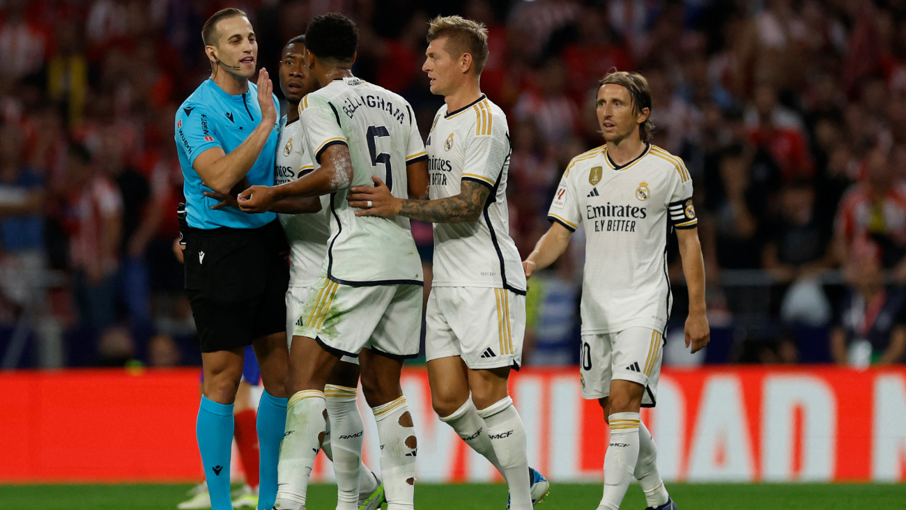 Jugadores del Real Madrid increpando al árbitro Javier Alberola Rojas en el duelo ante el Atlético
